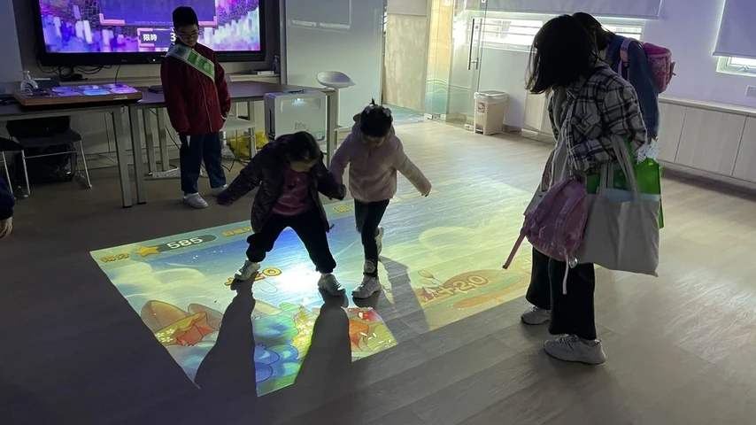 Interactive floor/wall/desktop learning experience