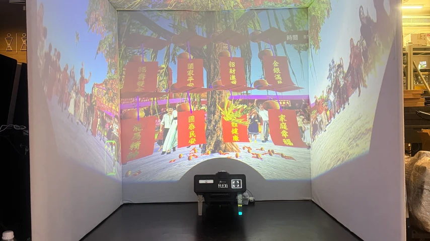 Immersive multi-faceted projection space