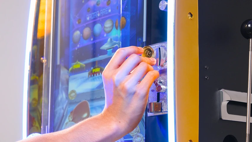 CoinHub adopts the design of physical gold coins and buttons, which is convenient for the elderly to operate and allows them to grasp the real feeling of playing. Leaders can enjoy a more realistic entertainment experience when conducting activities and leading groups.