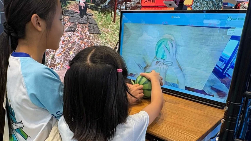 AR Table automatically syncs all content, no buttons required, and works offline and on boot. The simple operation method allows students to experience a new reading mode anytime and anywhere, opening up a new world of reading.